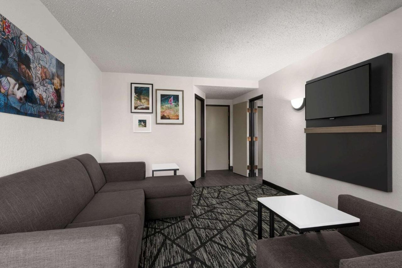 Hotel La Quinta By Wyndham Cleveland Airport West