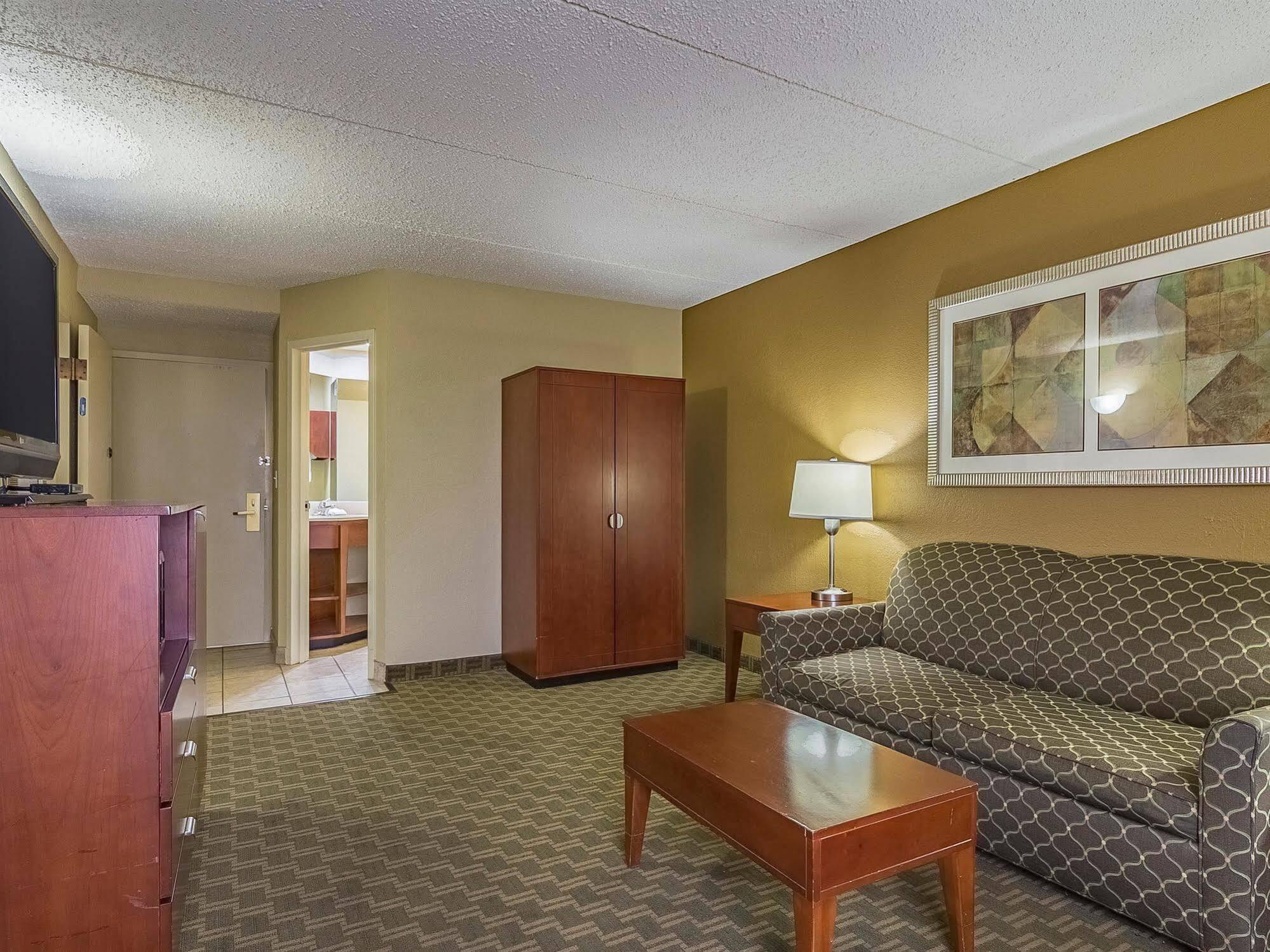 La Quinta By Wyndham Cleveland Airport West Hotel